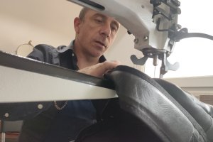 ANTICHI MESTIERI RINASCONO AD ADELFIA: LA SFIDA DI ALESSANDRO RACIOPPI CON LA SUA BOTTEGA DI CALZOLAIO